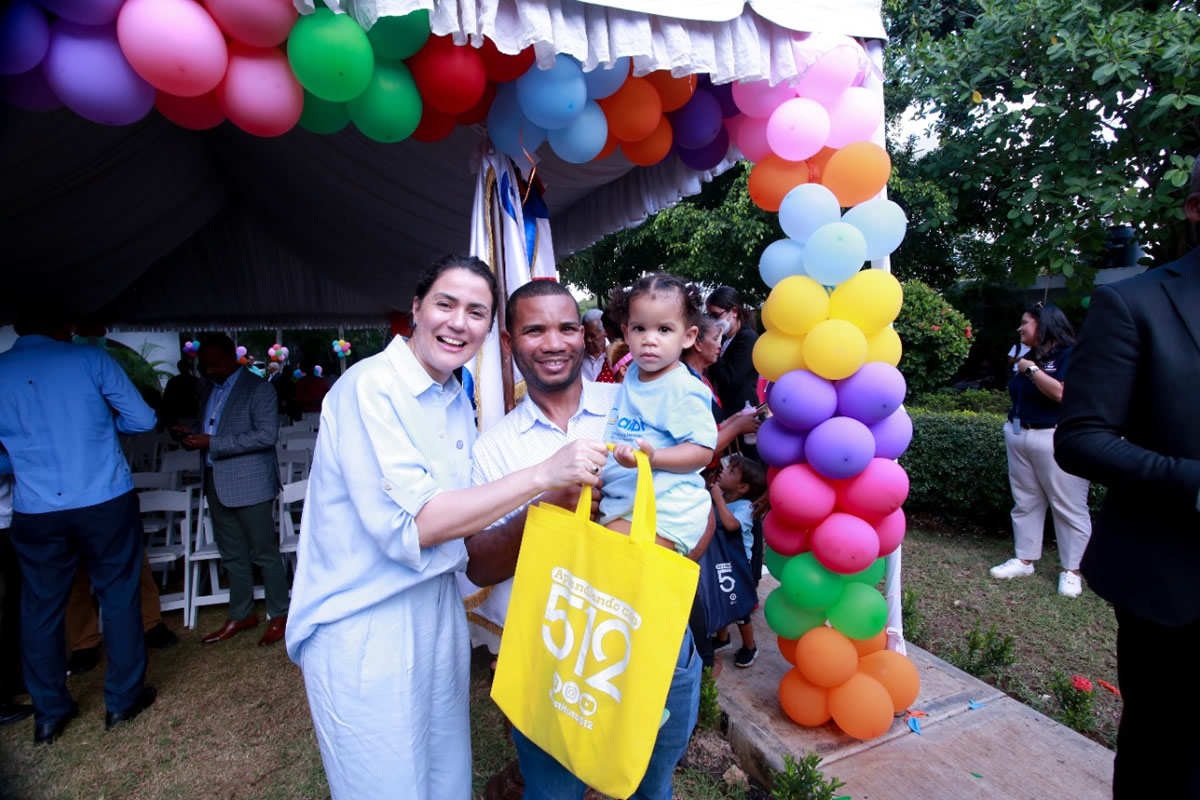 Yanett Rodríguez, subdirectora de Gestión Institucional, entregando kit de 512  a las familias