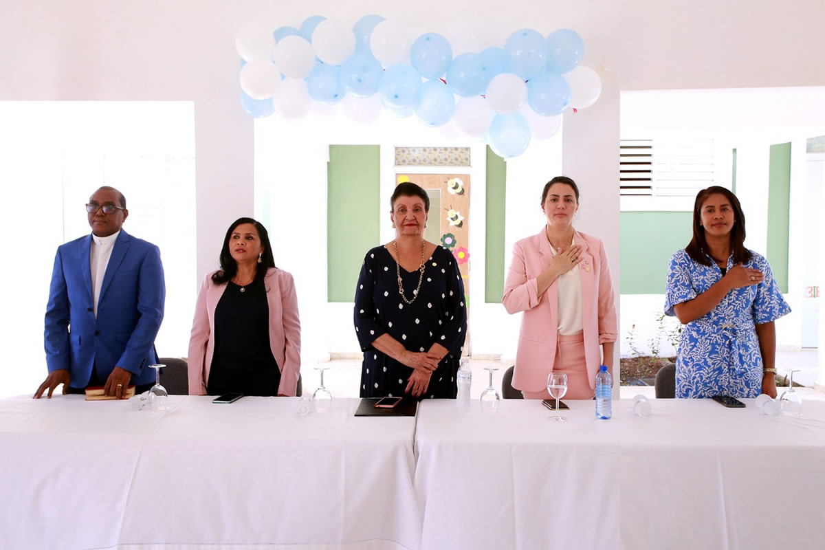 Ramón Antonio Araujo, Sacerdote; Ángela Henríquez, vicealcaldesa del municipio Santo Domingo Este; Besaida Manola Santana de Báez, directora ejecutiva del Inaipi; Yanina Torres y Yanett Rodríguez, subdirectoras del Inaipi 