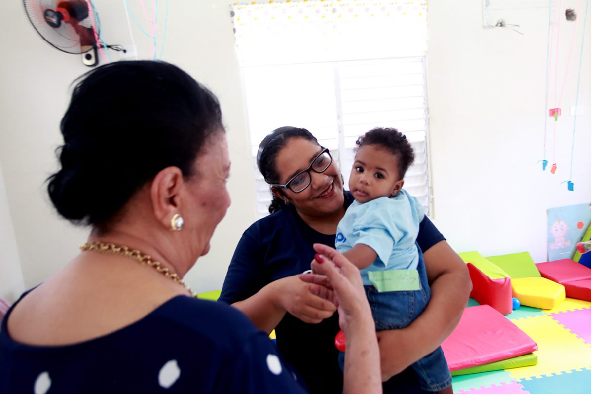Besaida Santanta en el recorrido de las aulas