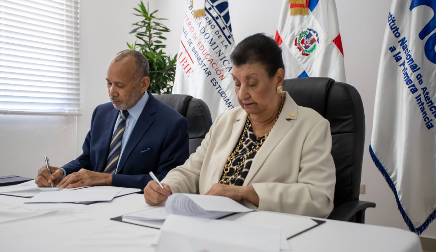 Víctor Castro, director ejecutivo del INABIE y Besaida Manola Santana de Báez, directora ejecutiva del Inaipi firman acuerdo