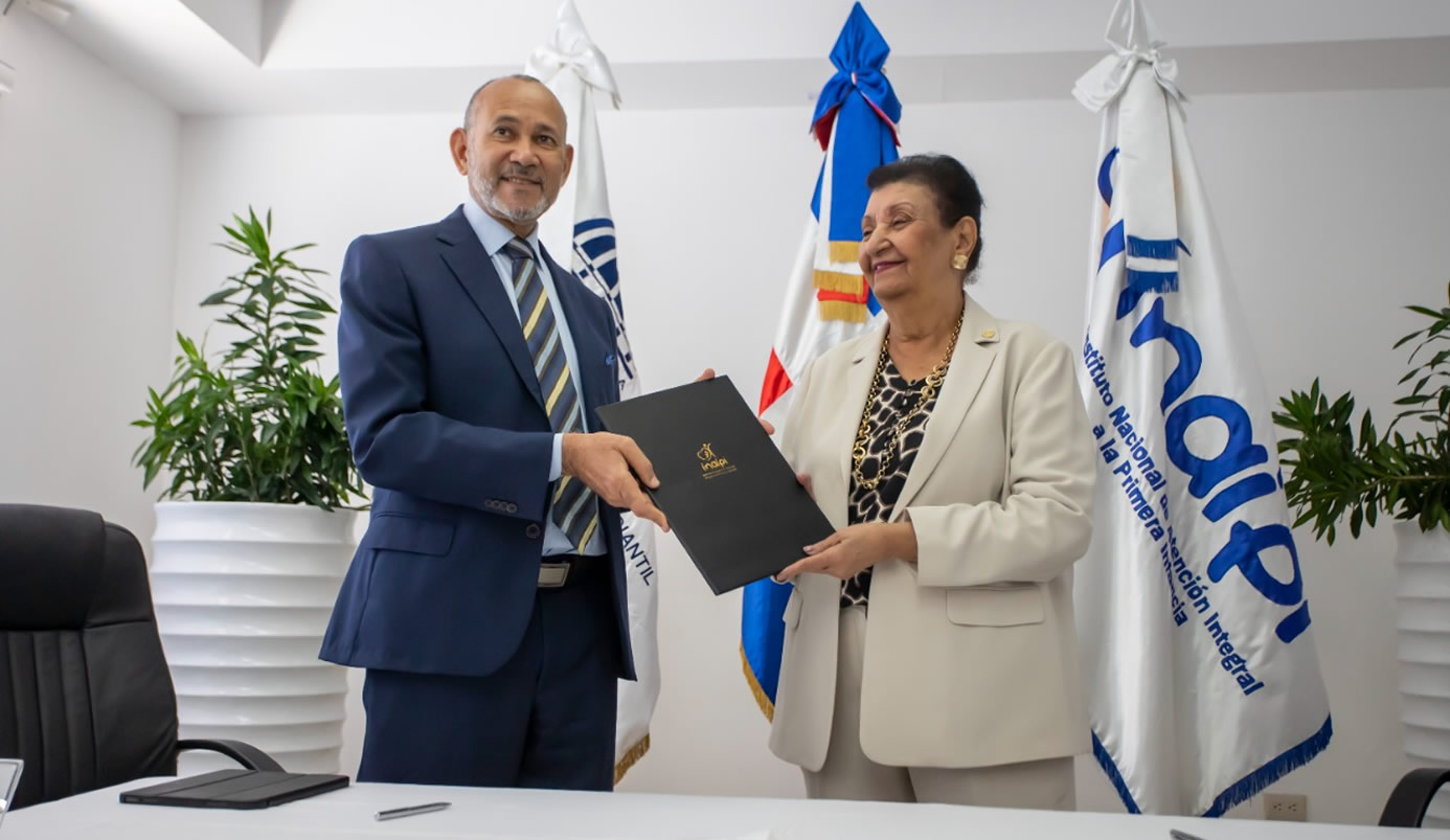 Víctor Castro, director ejecutivo del INABIE y Besaida Manola Santana de Báez, directora ejecutiva del Inaipi muestran acuerdo