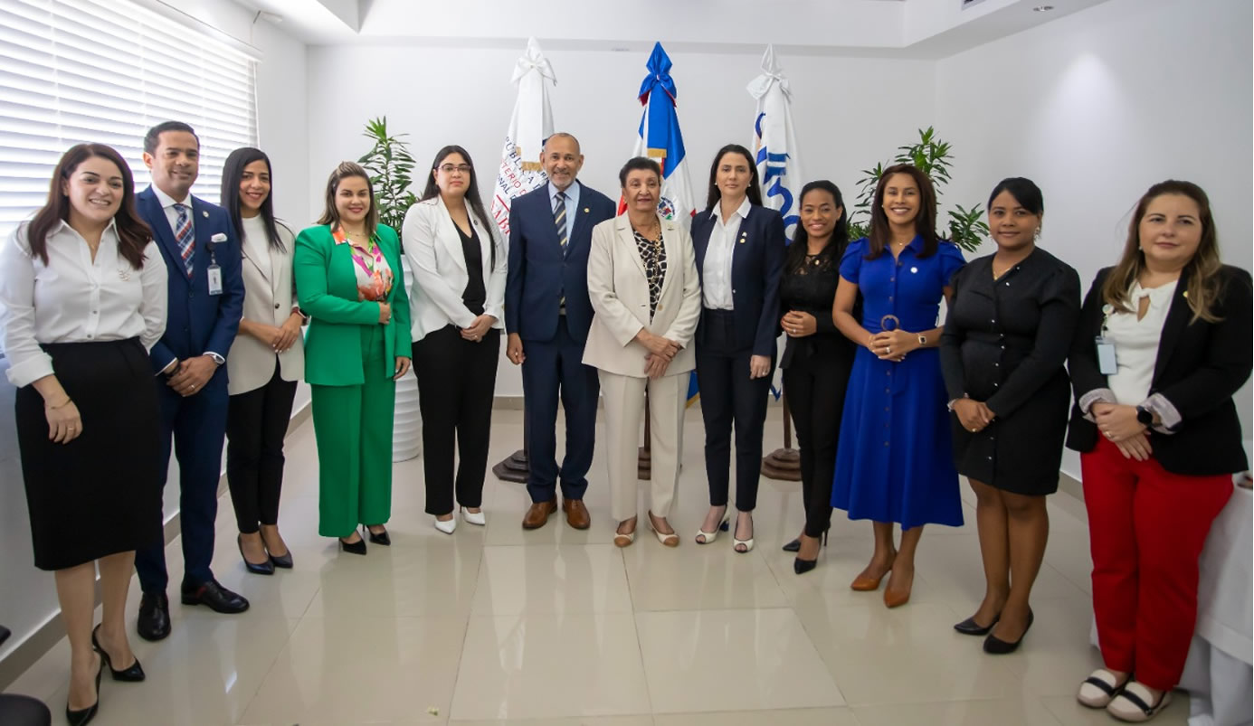 Víctor Castro, director ejecutivo del INABIE y Besaida Manola Santana de Báez, directora ejecutiva del Inaipi, junto a colaboradores de ambas instituciones