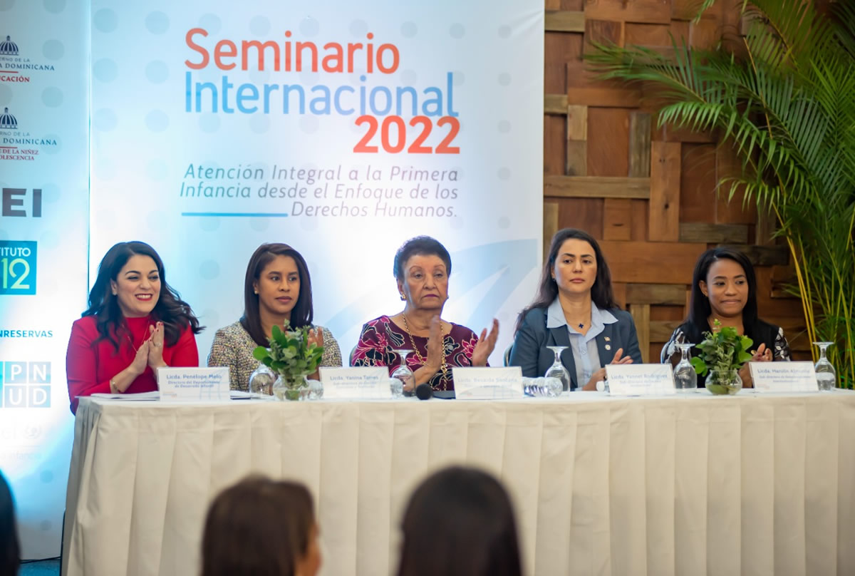 Víctor Castro, director ejecutivo del INABIE y Besaida Manola Santana de Báez, directora ejecutiva del Inaipi firman acuerdo
