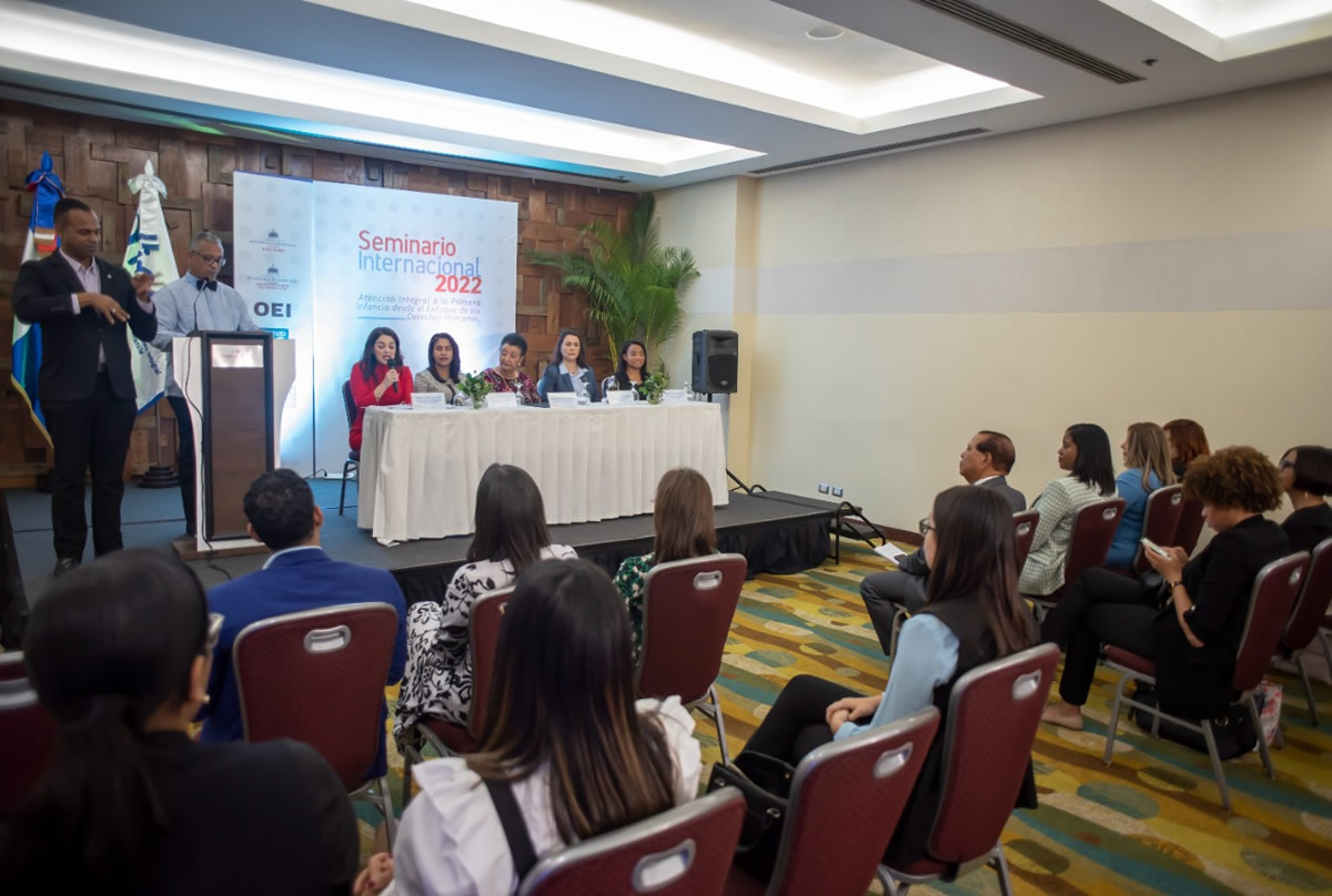 Penélope Melo, directora de Desarrollo Infantil del Inaipi, habla a los presentes