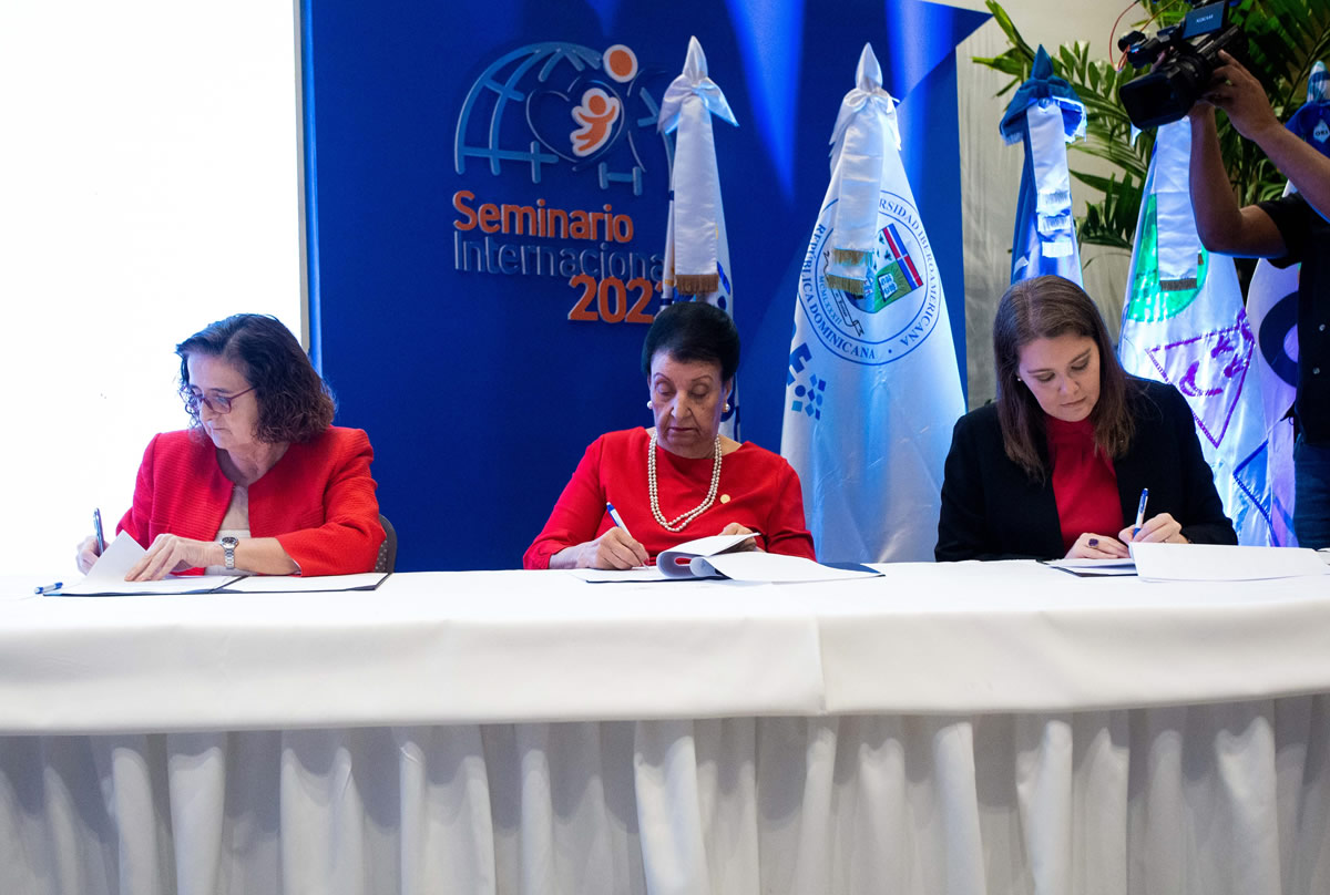 Besaida Manola Santana de Báez; directora ejecutiva del Inaipi; la doctora Aída Mencía Ripley, vicerrectora de Unibe y la doctora Rosa Elcarte, representante residente de Unicef en el país, firman convenio