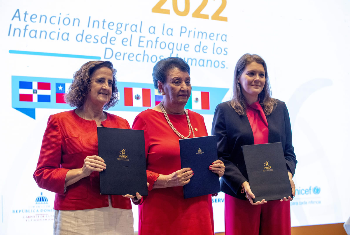 Besaida Manola Santana de Báez; directora ejecutiva del Inaipi; la doctora Aída Mencía Ripley, vicerrectora de Unibe y la doctora Rosa Elcarte, representante residente de Unicef en el país muestran convenio