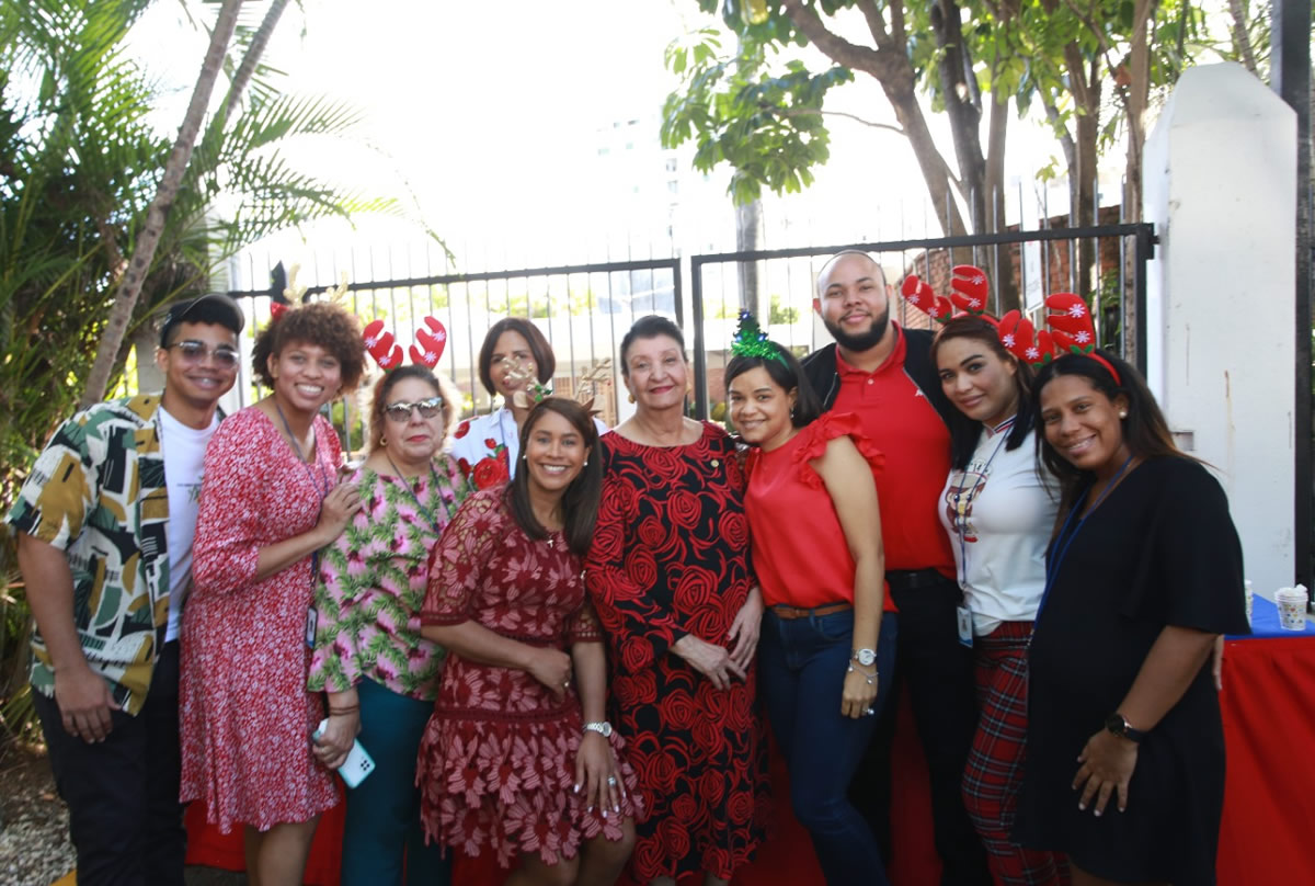 Besaida Santana, junto a colaboradores de la Institucion