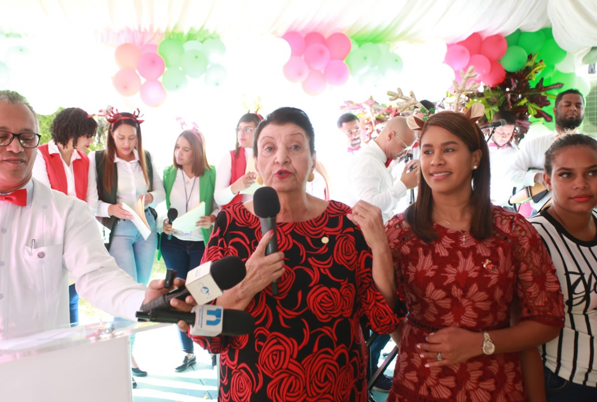 Besaida Santana da la bienvenida a la navidad