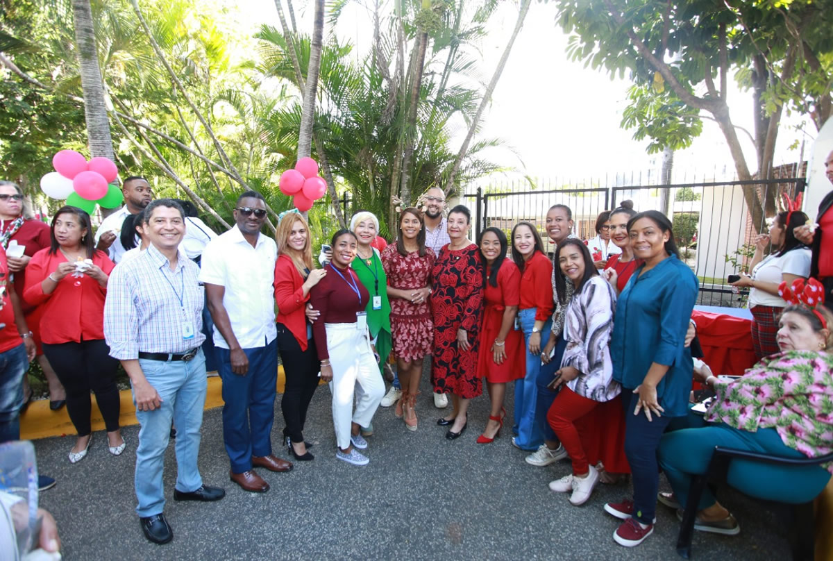 Colaboradores junto a Besaida Santana, comparten en la actividad