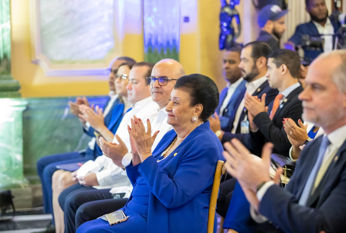 Besaida Santana junto a personalidades en el Palacio Nacional