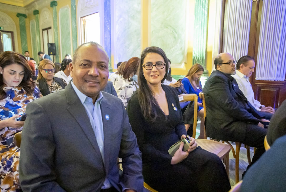 Yanett Rodríguez, subdirectora de Gestión Institucional junto a Silvio Reyes, director de Tecnología de la Información