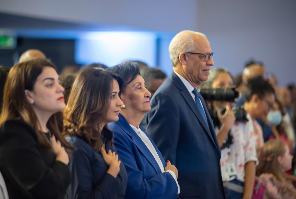 Besaida Manola Santana de Báez, directora del Inaipi, junto a colaboradores de la institución