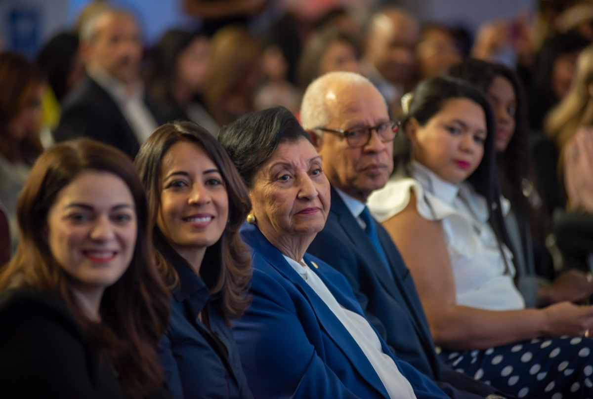 Besaida Manola Santana de Báez, directora del Inaipi, junto a colaboradores de la institución