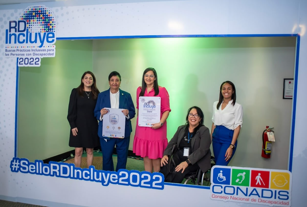 Besaida Santana de Báez acompañada de Penélope Melo, directora de Desarrollo Infantil; así como las técnicas Nacional de Atención a la Discapacidad Alicia López-Penha, María Recarey y Darelis de los Santos