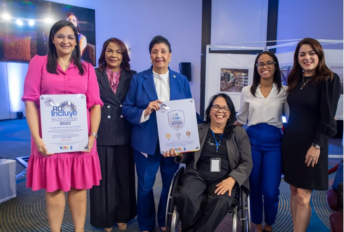 Besaida Santana de Báez acompañada de Penélope Melo, directora de Desarrollo Infantil; así como las técnicas Nacional de Atención a la Discapacidad Alicia López-Penha, María Recarey y Darelis de los Santos