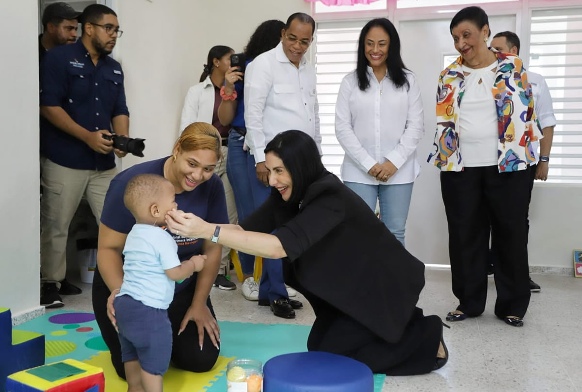 Raquel Arbaje y Besaida Manola en el aula del nuevo Centro