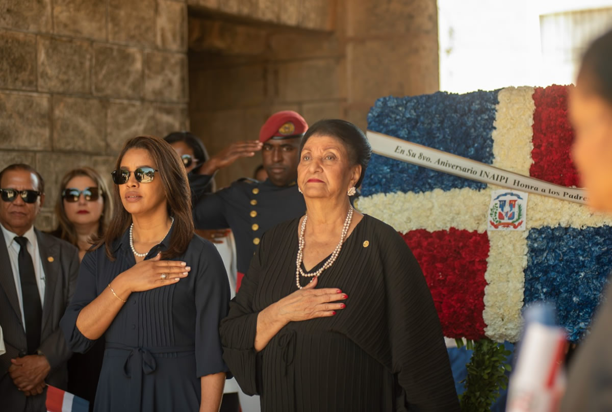 Besaida Manola Santana de Báez, directora del INAIPI, encabeza acto en el Altar de la Patria