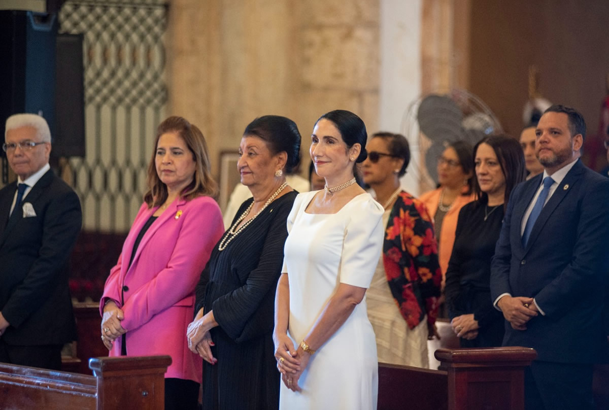 Besaida Manola Santana de Báez, directora del INAIPI y Raquel Arbaje, Primera Dama de la República en la Eucaristía
