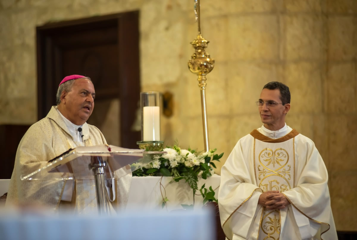 Monseñor Ramón Benito Ángeles, obispo auxiliar de la Arquidiócesis de Santo Domingo y el sacerdote José Navarro, encargado de la Pastoral Materno Infantil