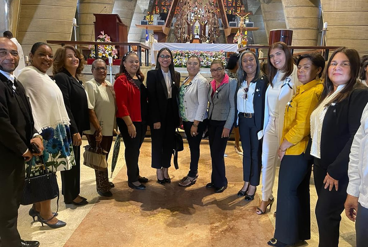 Asistentes eucaristía celebrada en la Catedral Primada de América