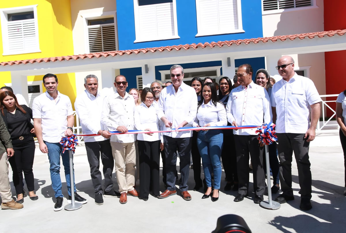 Luis Abinader, presidente de la república dominicana, corta cinta en la inauguración del Centro de Atención Integral a la Primera Infancia (CAIPI) Monción, en Santiago Rodríguez