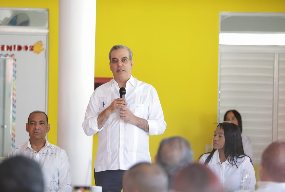 Luis Abinader, presidente de la República Dominicana, habla a los presentes en el acto de inauguración