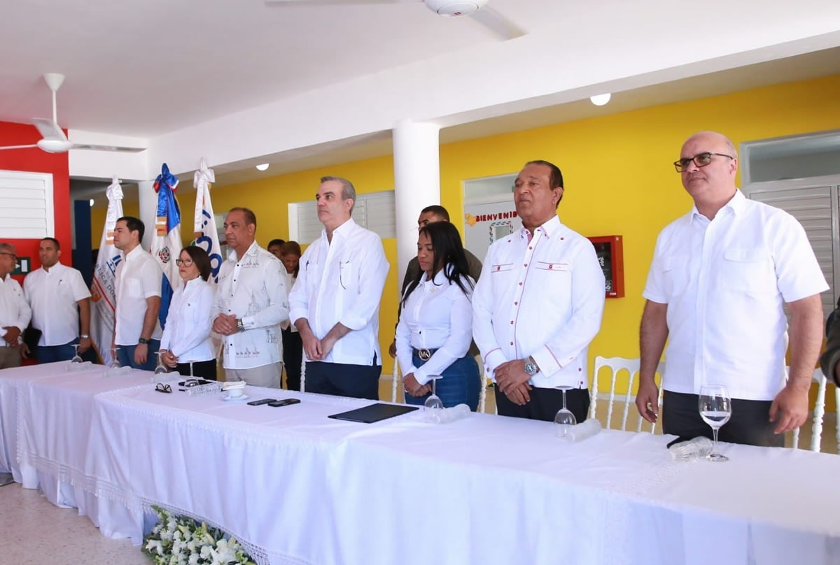 Luis Abinader, presidente de la República Dominicana, en el acto de inauguración junto a Harolin Almonte, subdirectora de Relacionamiento Interinstitucional del INAIPI, Deligne Ascensión, ministro de Obras Públicas; Igor Rodríguez, viceministro Administrativo de la Presidencia; Roberto Ángel Salcedo, director del PROPEP; así como Ivelis del Carmen Almonte y Antonio Marte, gobernadora y senador de la Santiago Rodríguez, respectivamente