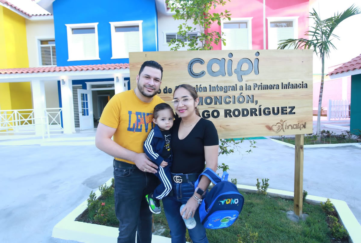 Familia posa en la estancia