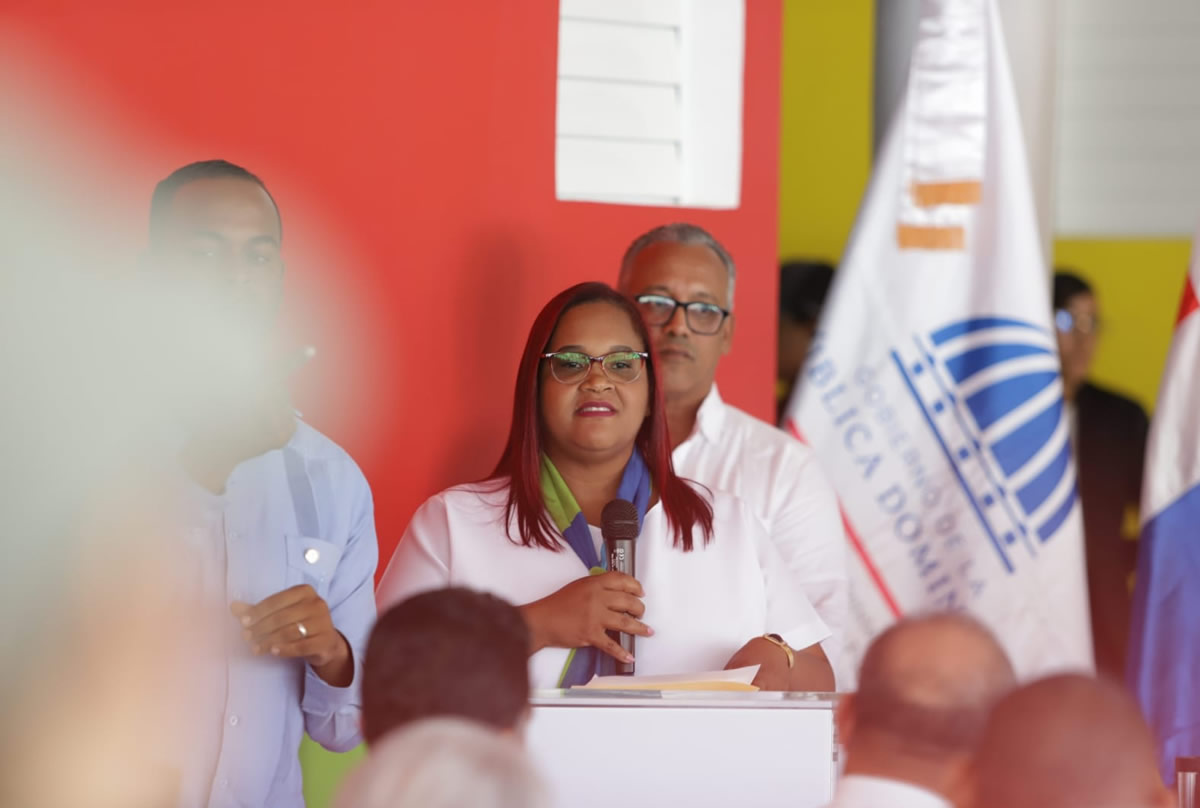 Edelmira Vilorio, representante de las familias beneficiadas, agradece al presidente Luis Abinader