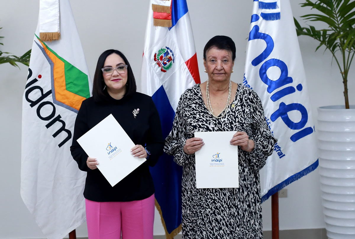 Besaida Manola Santana de Báez, directora ejecutiva del INAIPI y Elizabeth Mena, vicepresidenta del Consejo de Administración y encargada del Departamento Legal, Corporativo y de Relaciones Institucionales de CORMIDOM