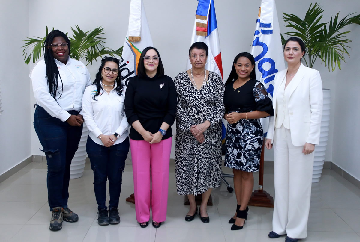 Besaida Manola Santana de Báez, directora ejecutiva del INAIPI y Elizabeth Mena, vicepresidenta del Consejo de Administración y encargada del Departamento Legal, Corporativo y de Relaciones Institucionales de CORMIDOM, junto a colaboradores de ambas instituciones