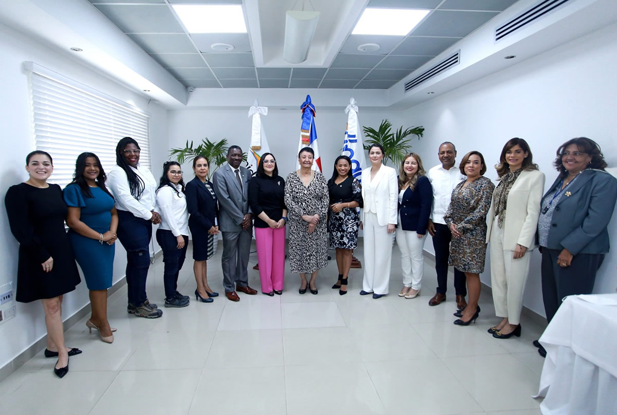 Besaida Manola Santana de Báez, directora ejecutiva del INAIPI y Elizabeth Mena, vicepresidenta del Consejo de Administración y encargada del Departamento Legal, Corporativo y de Relaciones Institucionales de CORMIDOM con colaboradores de ambas instituciones