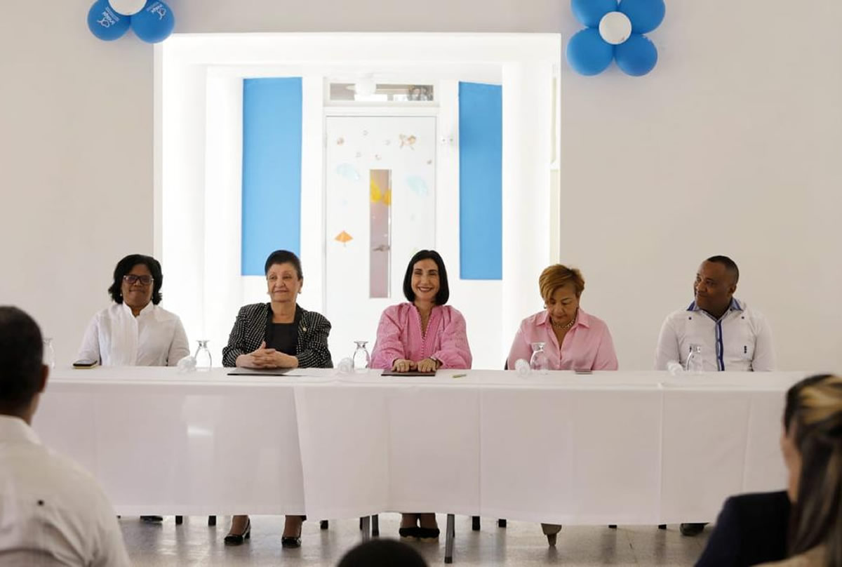 Melania Salvador, Senadora provincia Bahoruco; Besaida Santana, directora ejecutiva del NAIPI; Raquel Arbaje, primera dama y presidenta honorifica del Gabinete de Niñez y Adolescencia (GANA-RD); Juana Mateo, Gobernadora de la provincia de Bahoruco y Eddy Salvador, Alcalde de Galván