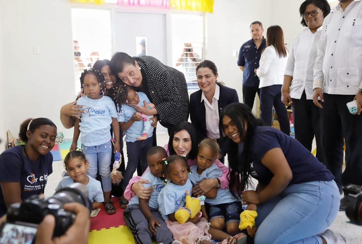 Besaida Santana, directora ejecutiva del NAIPI; Raquel Arbaje, primera dama y presidenta honorifica del Gabinete de Niñez y Adolescencia y  Yanett Rodríguez, subdirectora de Gestión Institucional, visitan el aula del nuevo Centro 