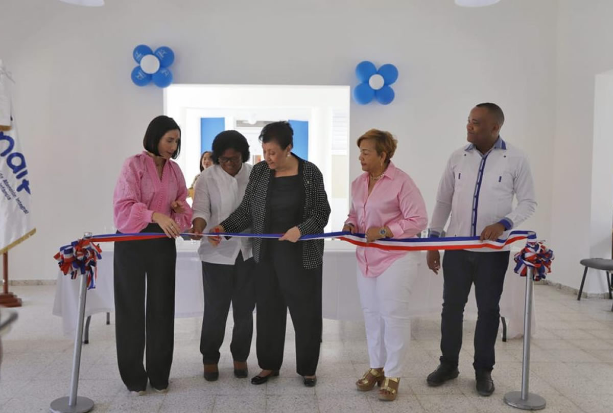 Corte de la cinta durante la inauguración del nuevo Caipi en Galván, Bahoruco