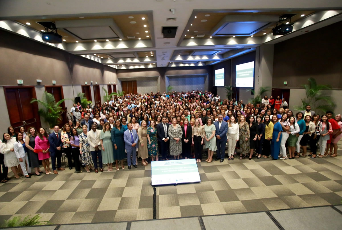 Vista panorámica en la entrega de certificados a participantes del diplomado en Atención a la Primera Infancia