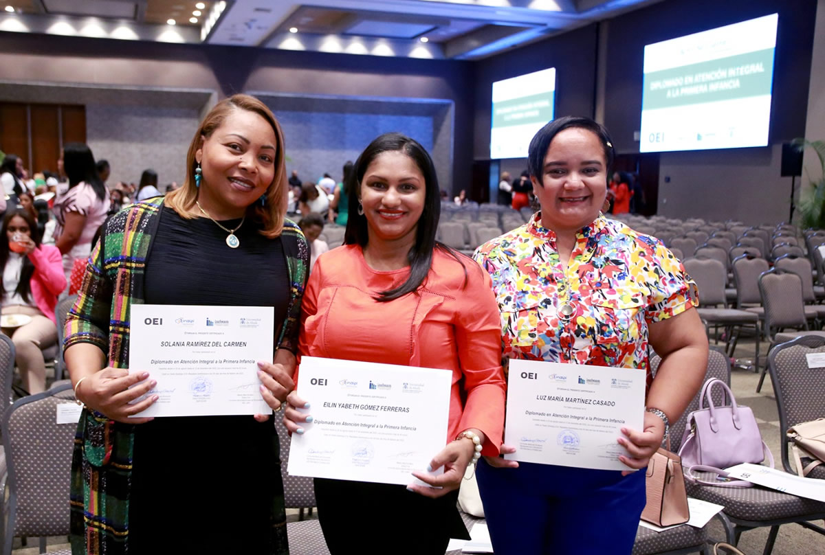 participantes muestran sus certificados