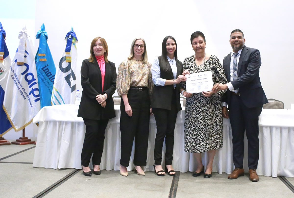Entrega de certificado durante el evento