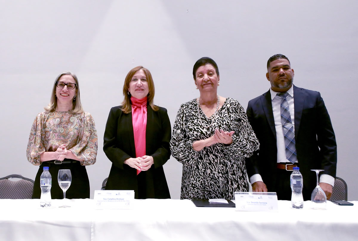 Ancell Scheker, viceministra de Asuntos Técnicos y Pedagógicos del Ministerio de Educación; Catalina Andújar, representante residente de la OEI en el país; Besaida Santana de Báez, directora ejecutiva del INAIPI y Gelson Navarro, encargado del Departamento de Formación Continua del INAFOCAM
