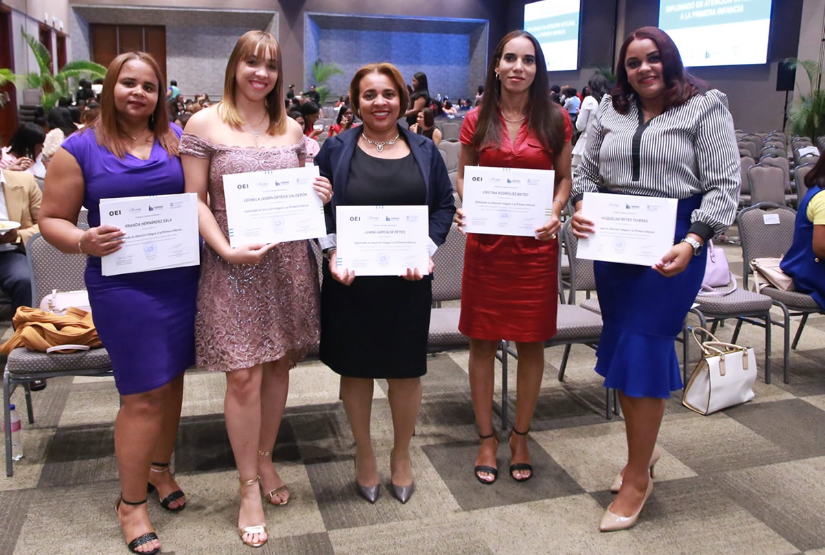 participantes muestran sus certificados
