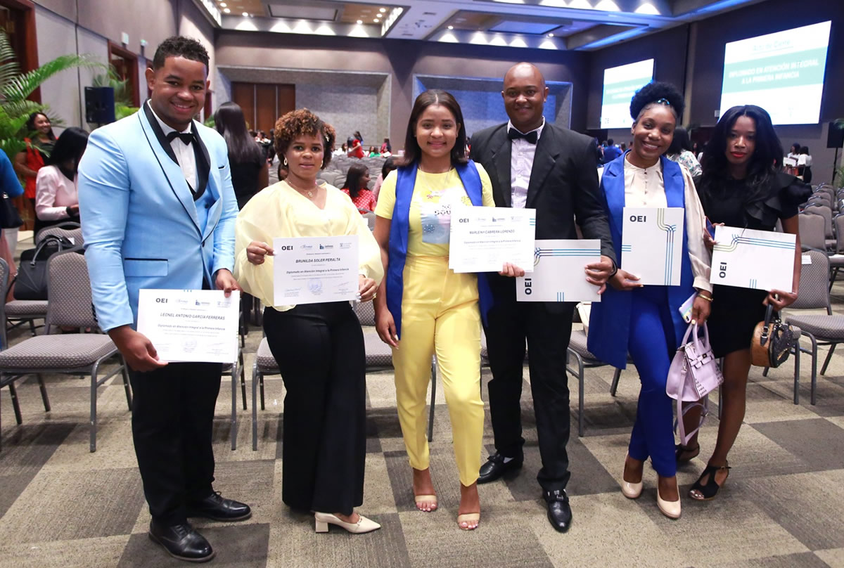 participantes muestran sus certificados