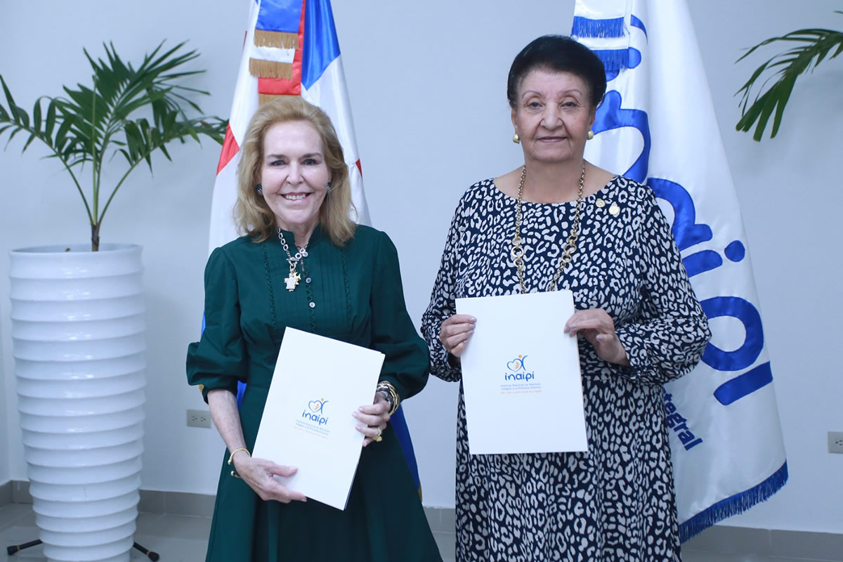 Lian Fanjul, presidenta de la Fundación MIR y Besaida Manola Santana, mientras muestran convenio