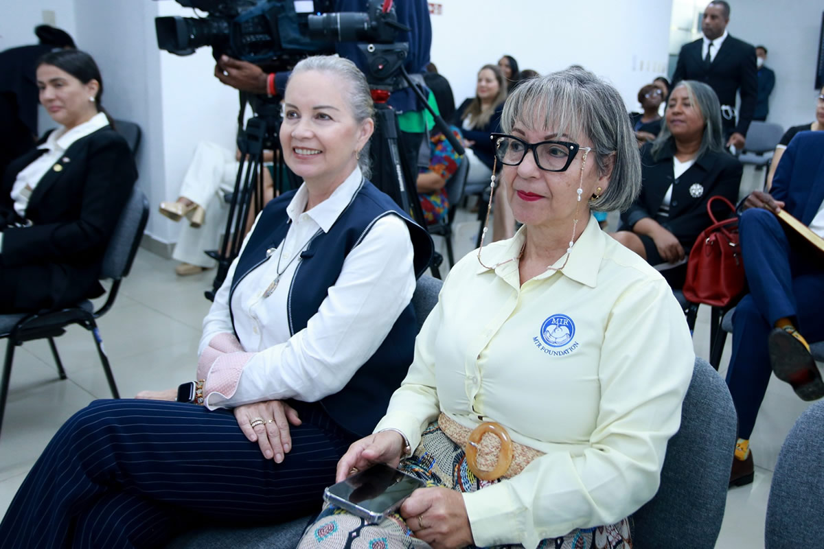 Sandra Hernández, tesorera de la Junta de Directores de la Fundación MIR y Monique Acevedo, directora de las escuelas
