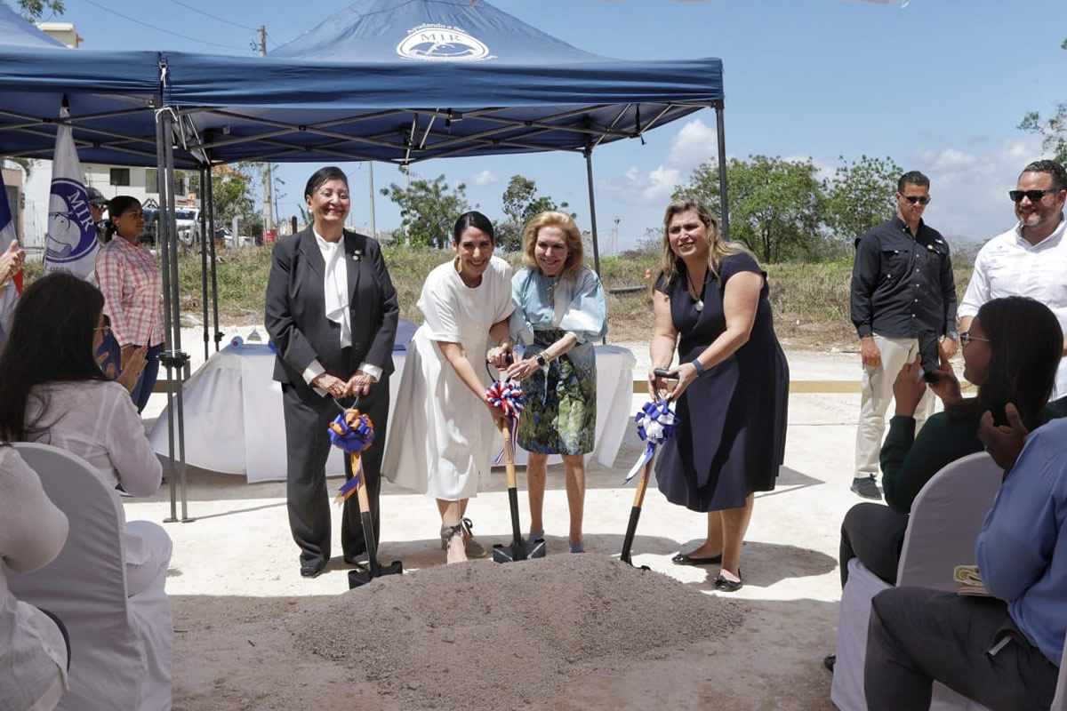 Raquel Arbaje, Besaida Santana, Lian Fanjul y Lyanne Azqueta Fanjul  dan el primer palazo para iniciar la edificación del nuevo centro
