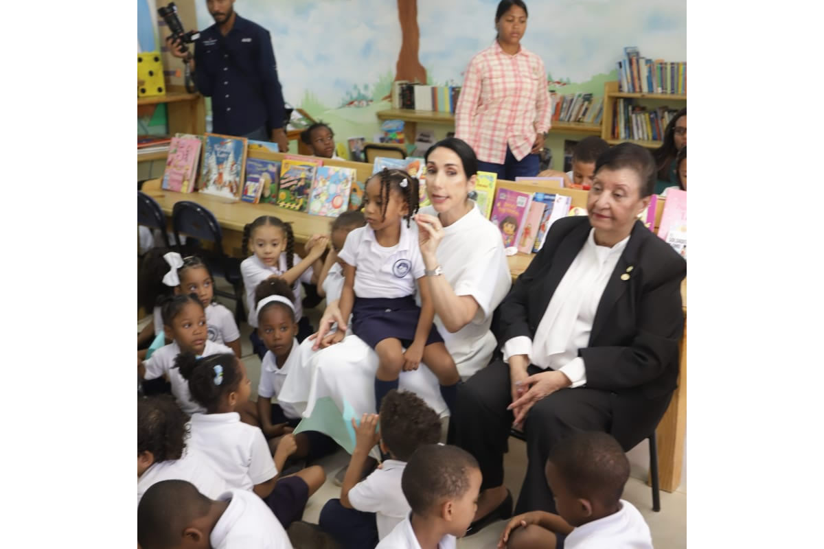 La primera dama Raquel Arbaje, presidenta honorífica del GANA-RD, junto a Besaida Manola Santana de Báez, comparte con los niños