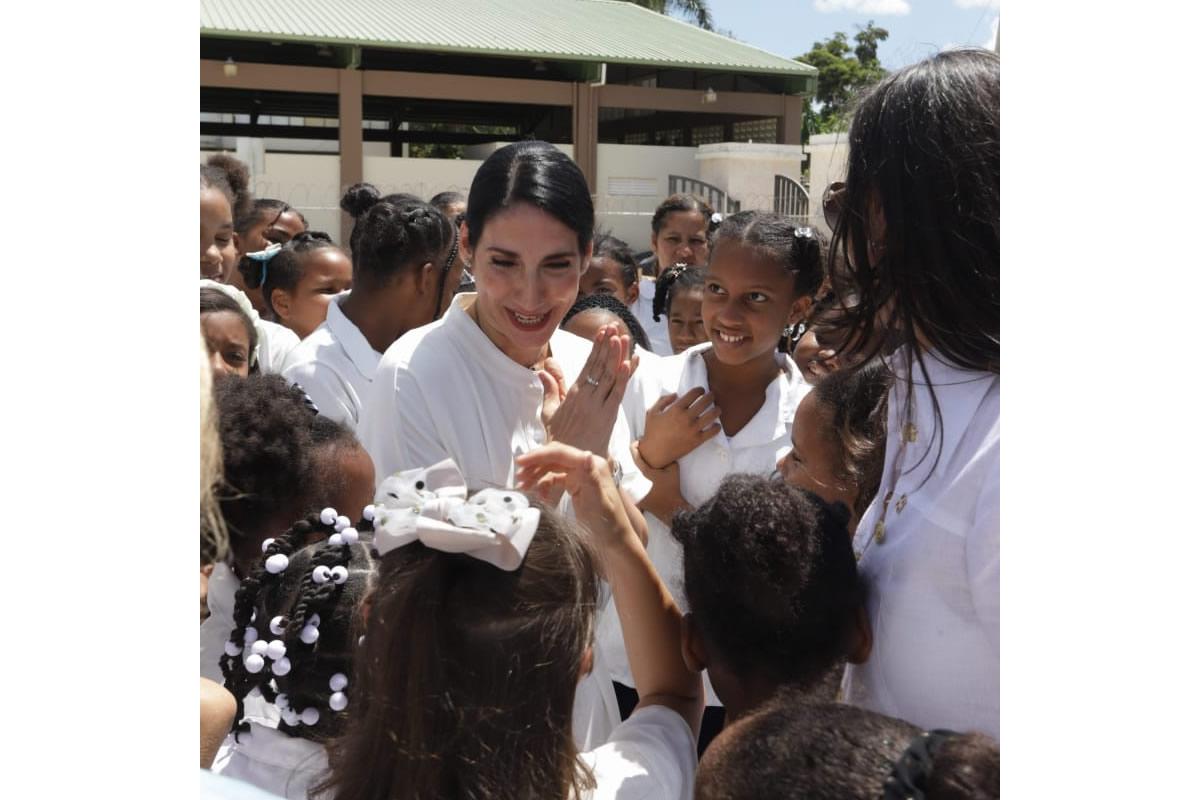  Raquel Arbaje, presidenta honorífica del GANA-RD, comparte con los niños