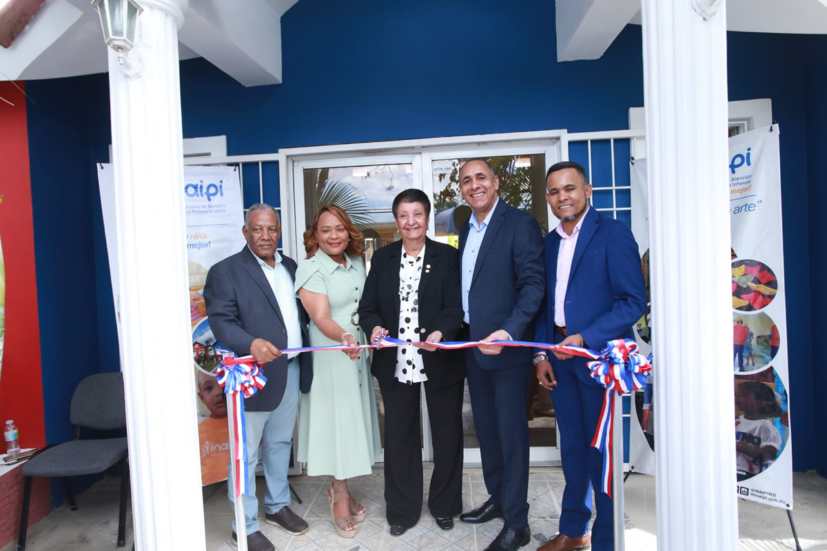 Corte de cinta de la directora ejecutiva del INAIPI, Besaida Santana, acompañada el presidente del Consejo Directivo del Instituto Dominicano de las Telecomunicaciones (INDOTEL), Nelson Arroyo, la gobernadora provincial, Aracely Villanueva y el alcalde del municipio de Consuelo, Juan Ignacio Vargas Padilla