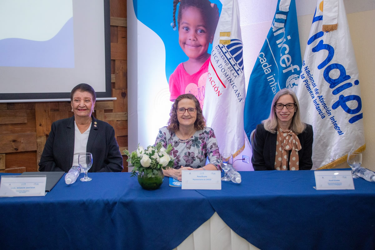 Besaida Santana de Báez, directora ejecutiva del INAIPI, Doctora Rosa Elcarte, epresentante de UNICEF en el país y Ancell Scheker, viceministra de Asuntos Técnicos y Pedagógicos presentan proyecto “Transformar normas sociales para la prevención de la violencia en la primera infancia”