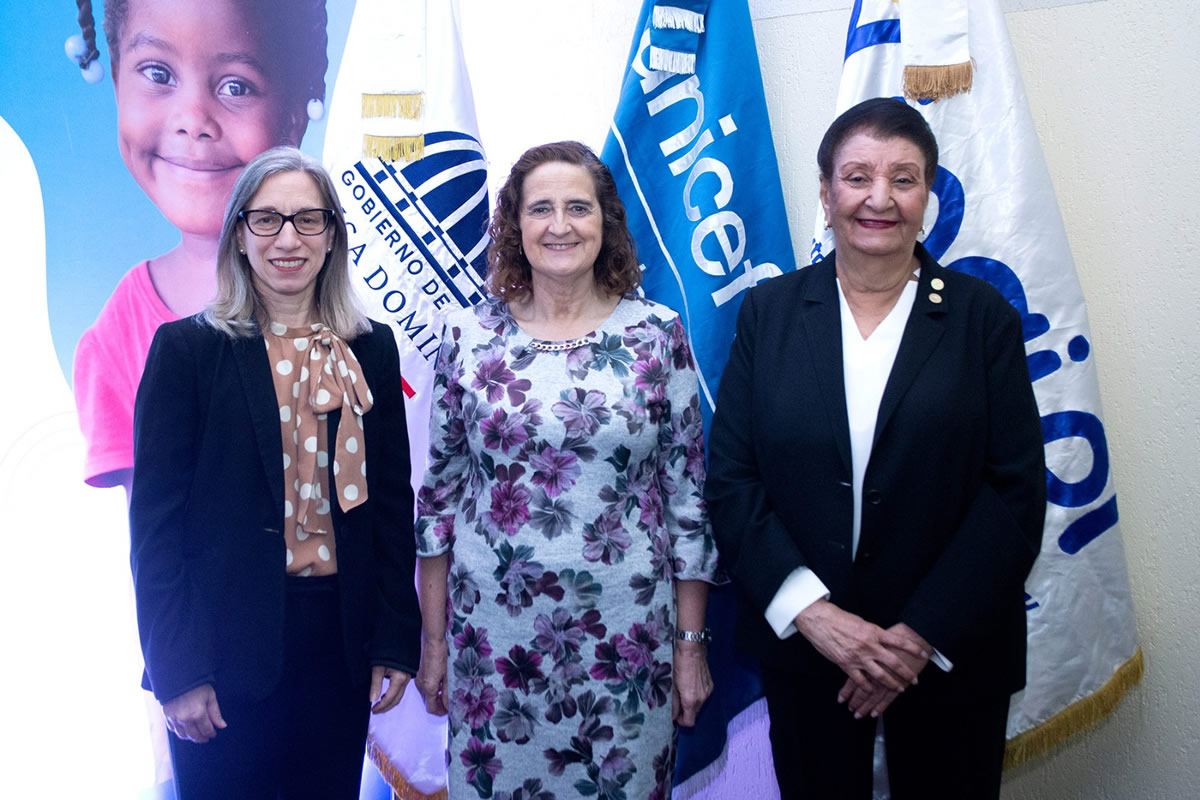 Ancell Scheker, viceministra de Asuntos Técnicos y Pedagógicos, Doctora Rosa Elcarte, representante de UNICEF en el país y Besaida Santana de Báez, directora ejecutiva del INAIPIBesaida Santana de Báez, directora ejecutiva del INAIPI 