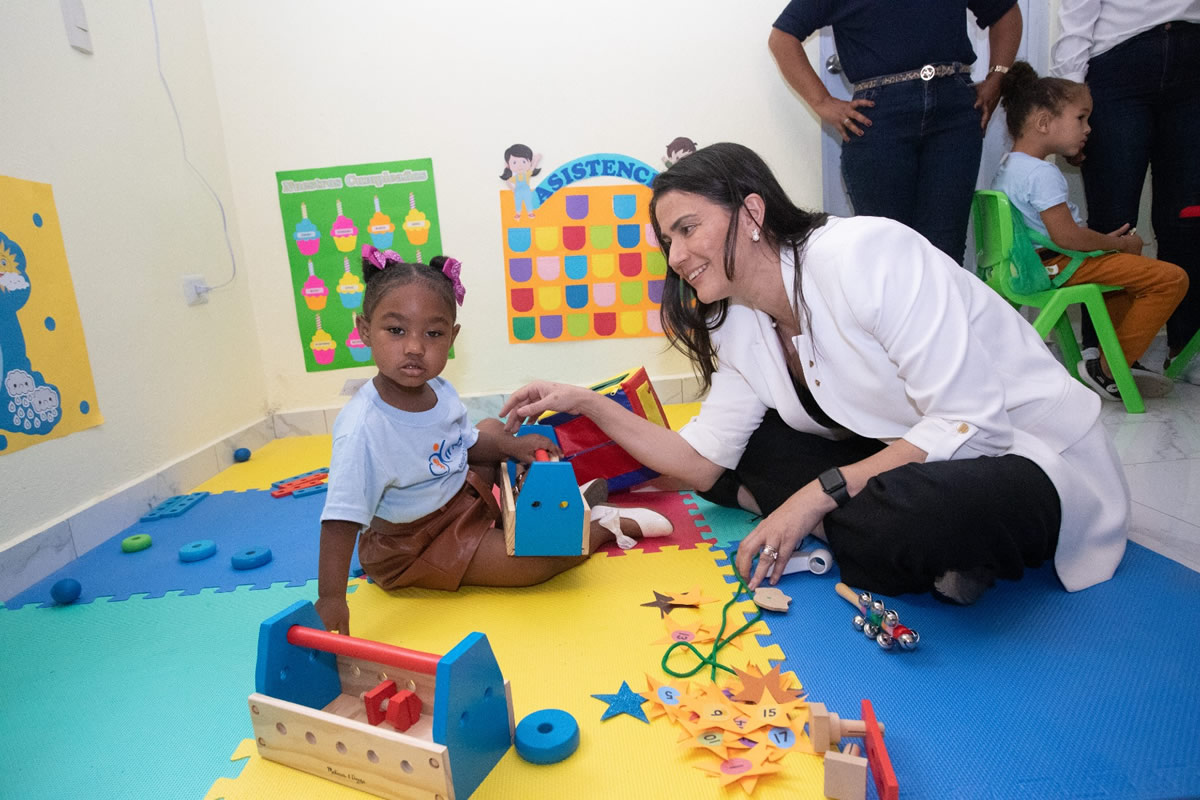 Yanett Rodríguez, subdirectora de Gestión Institucional, comparte con niño en la inauguración del nuevo CAFI Pueblecito